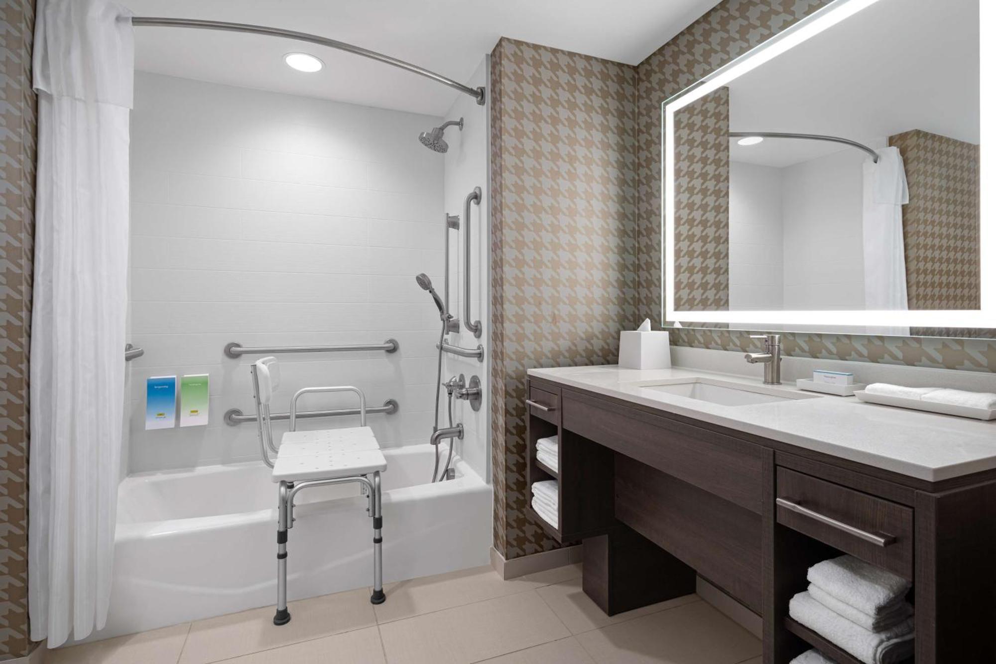 Home2 Suites By Hilton Des Moines At Drake University Ngoại thất bức ảnh