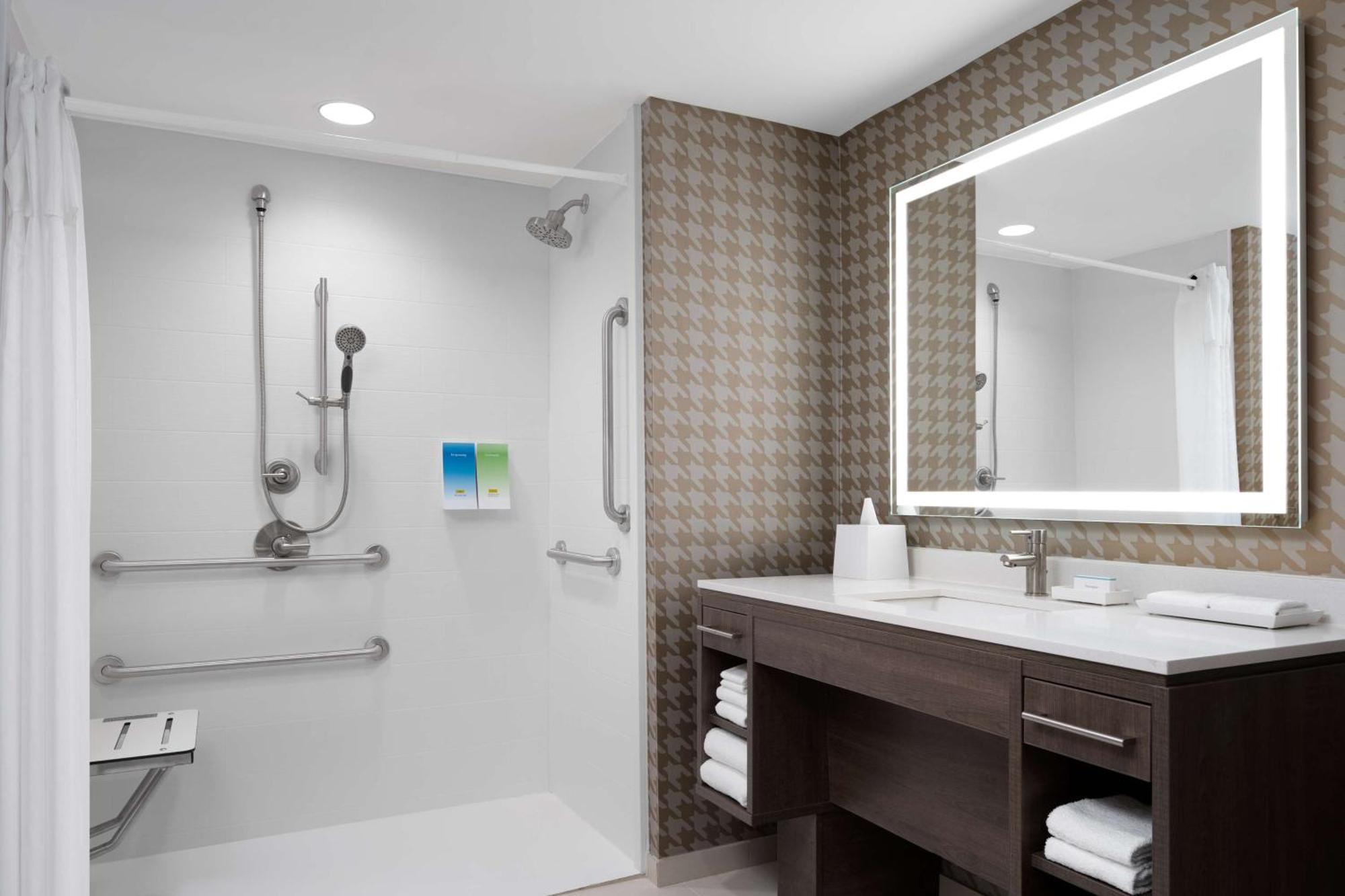Home2 Suites By Hilton Des Moines At Drake University Ngoại thất bức ảnh